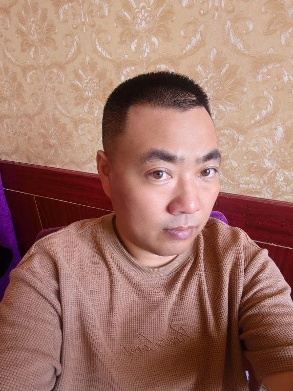 擦亮眼睛向前看的第一张照片--黄南中老年相亲网
